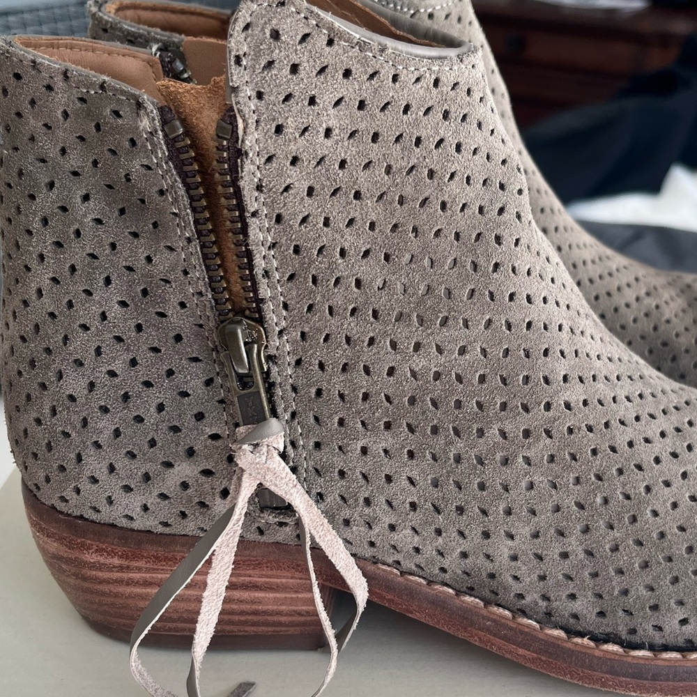 Sundance Natural Elements Boots, size 38, color Elephant, Leather - Picture 5 of 13